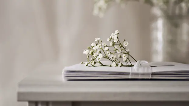 Muistotilaisuuden hauta-arkun päällä kukkalaite