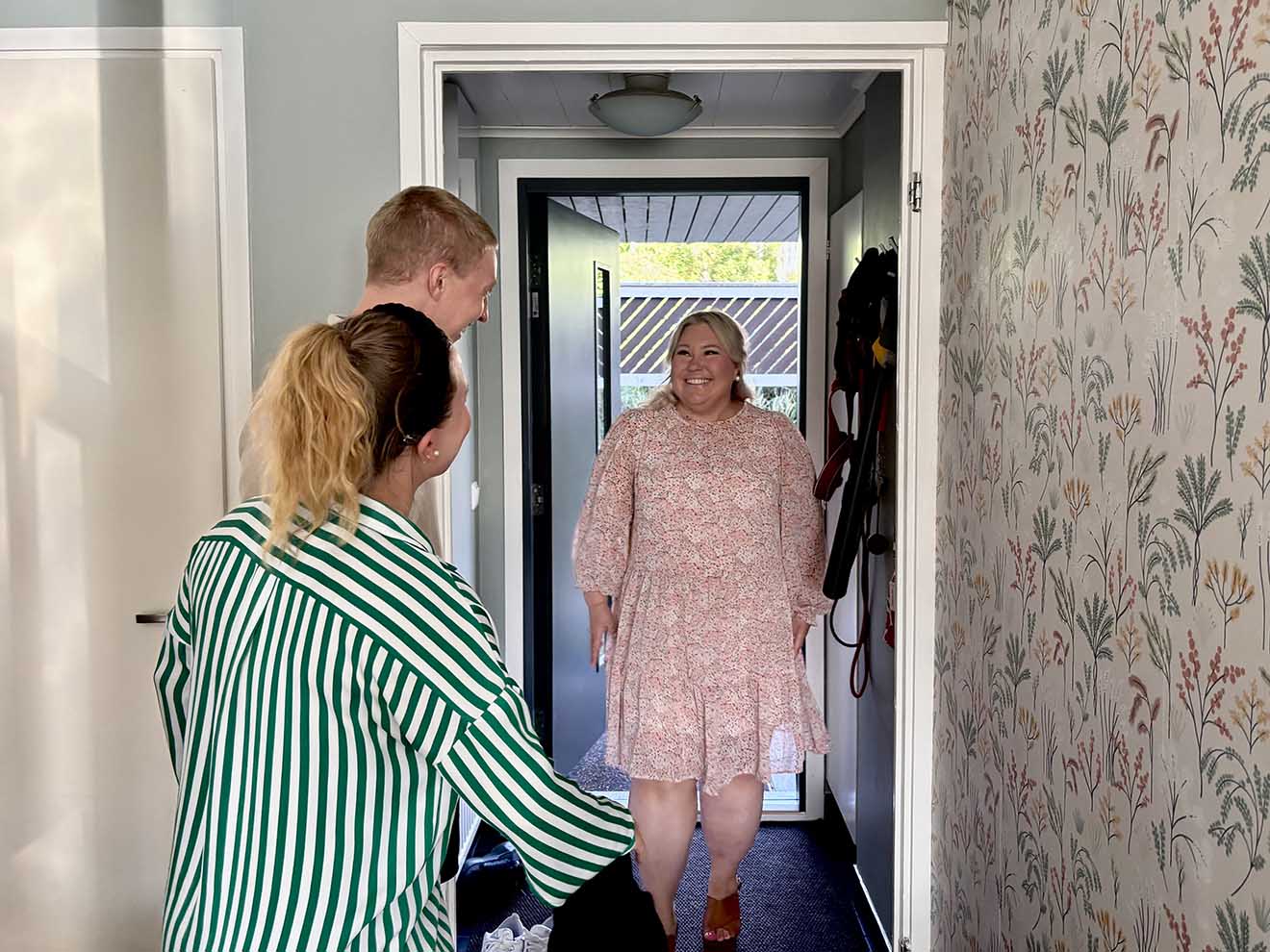Kiinteistönvälittäjä Tarja Kovalainen saapuu asuntoon iloisesti tervehtien Annaa ja Jaakkoa