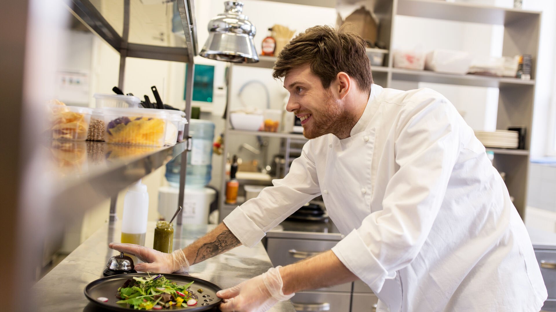 Henkilö ravintolan keittiössä. 