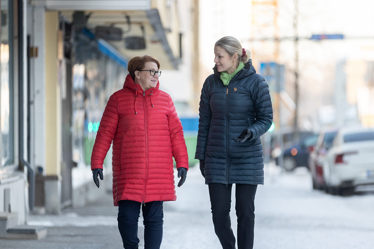 Sari Raininko ja Anna Tomula kävelevät kadulla keskustellen.