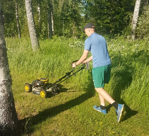 Kankaanpään Leiskun kesätöissä pääsi leikkaamaan muun muassa nurmikkoa