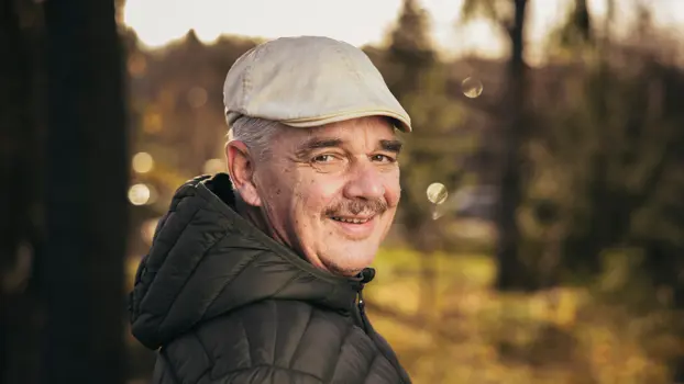 Kari Turusen hymyilevät kasvot ulkona hattu päässä.