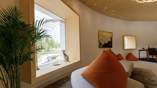 Lohjan asuntomessujen pyöreän talon oleskelutila