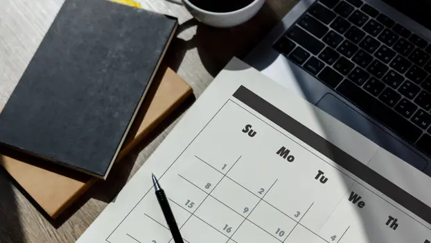 Tuloskalenteri 2026: Kuvituskuva, jossa on kalenteri, kynä, vihko ja kahvikuppi. Kuvassa näkyy myös tietokone.