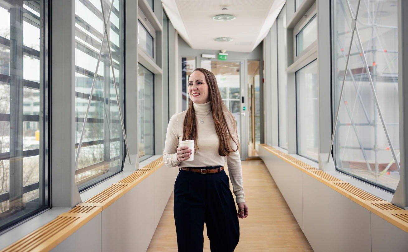 Anni Wahlroos kävelee käytävällä