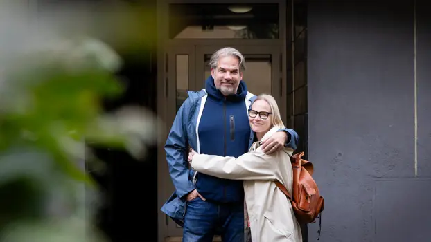 Pia halaa Jaria heidän kotitalonsa pihalla.