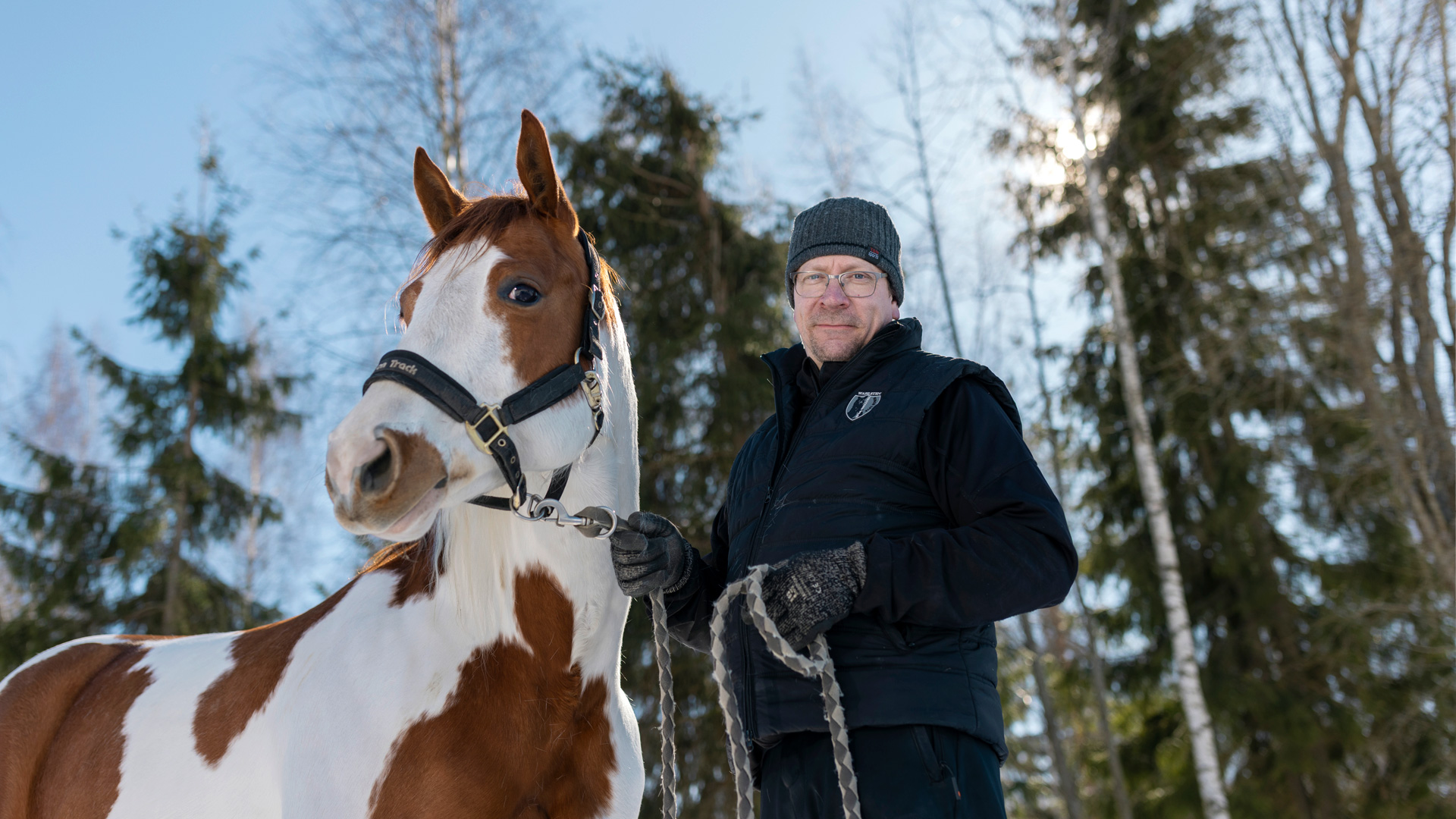 Anssi Valkonen hevosen kanssa.