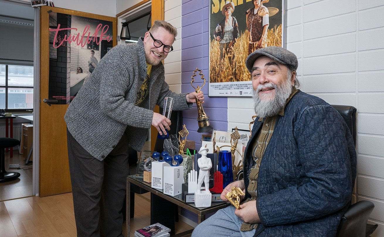 Teemu Nikki ja Jani Pösö kasaamassa palkintojaan pöydälle.