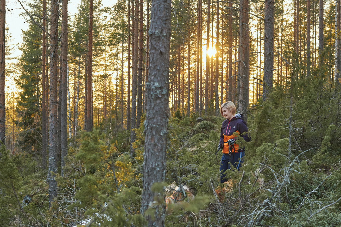 Jonna Martikainen koiransa kanssa metsässä