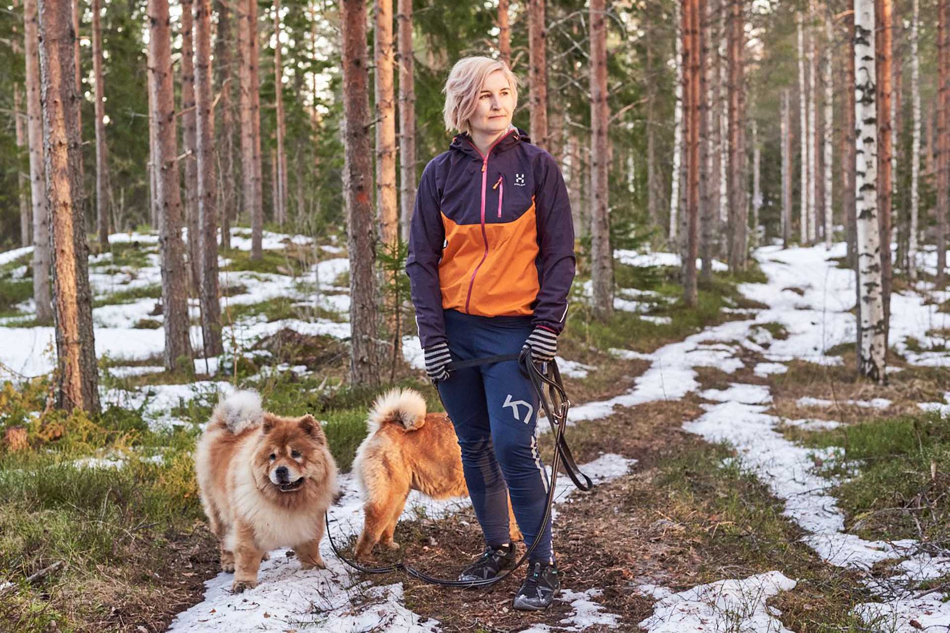 Jonna Martikainen koiransa kanssa metsässä