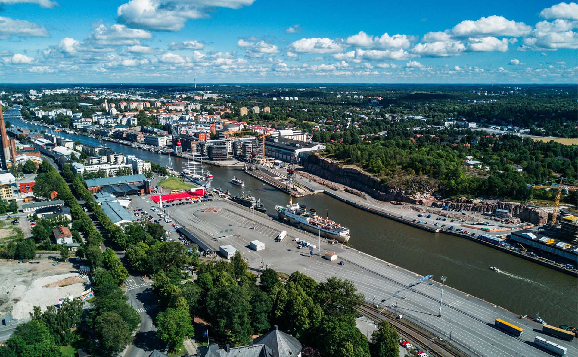 Kuvassa näkyvät Turun Aurajoki ja satama-alue.