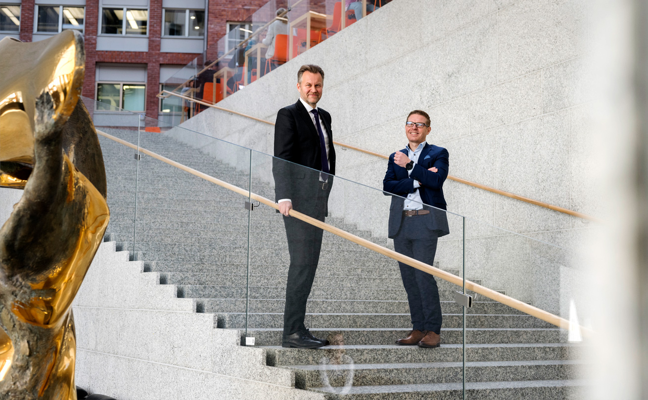 Suurlähettiläs Antti Vänskä ja OP:n Business Lead Antti Niemelä seisovat OP:n pääkonttorin edustalla