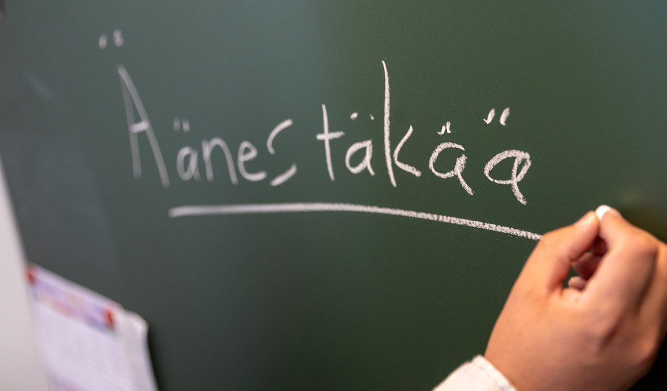 Kuva liitutaulusta, jossa teksti "äänestä"
