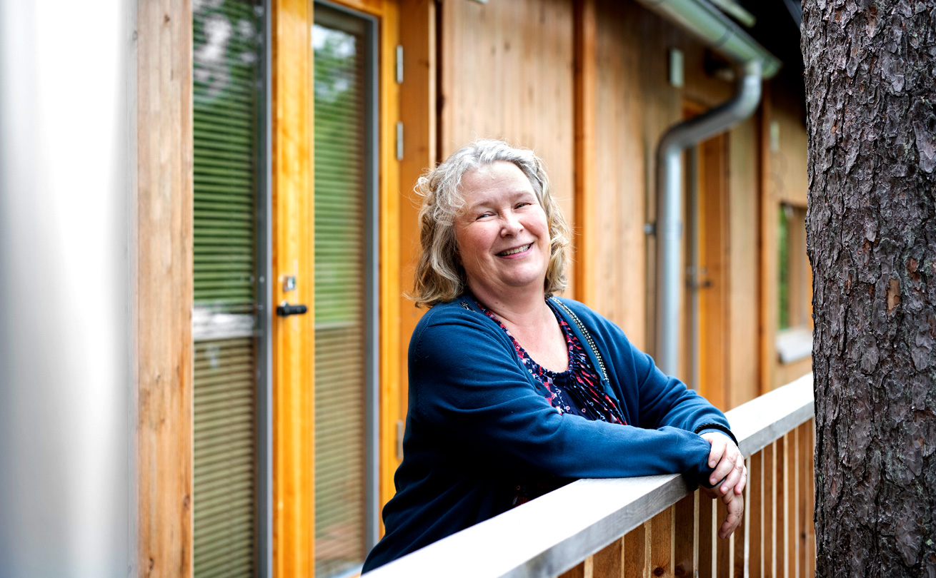 Tiina majatalon terassilla.