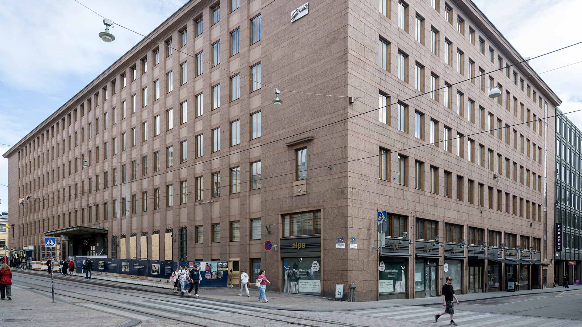 Aleksanterinkatu 30-34 pankkipalatsi Aleksanterinkadulta katsottuna. Kuva on otettu vuonna 2026.