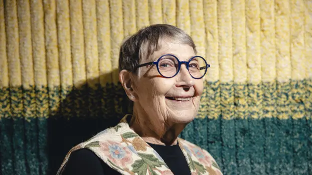 Pirkko Lahti hymyilee kameralle.