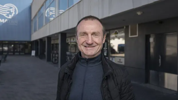 Jere Lehtinen seisoo ulkona Matinkylässä Ilmatar Areenan edessä.