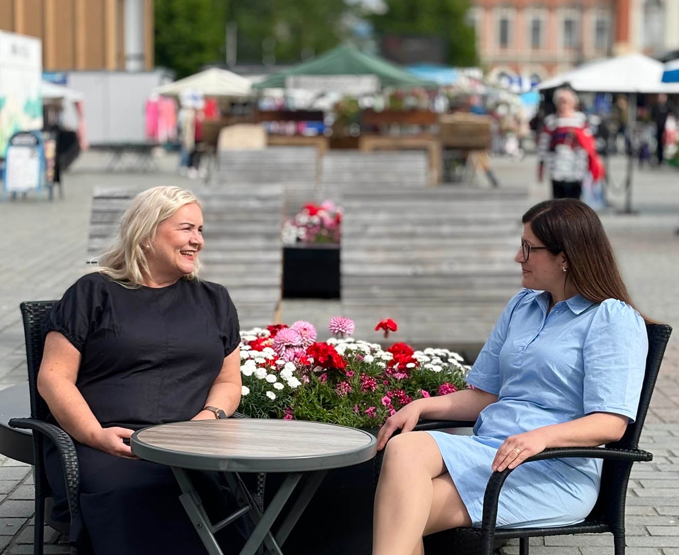 Anu Heiskanen ja Maria Viinikainen istuvat Kuopion Torin kahvilassa