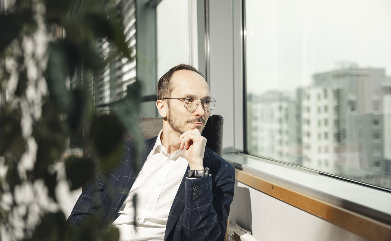 Harri Malinen katselee ulos ikkunasta.