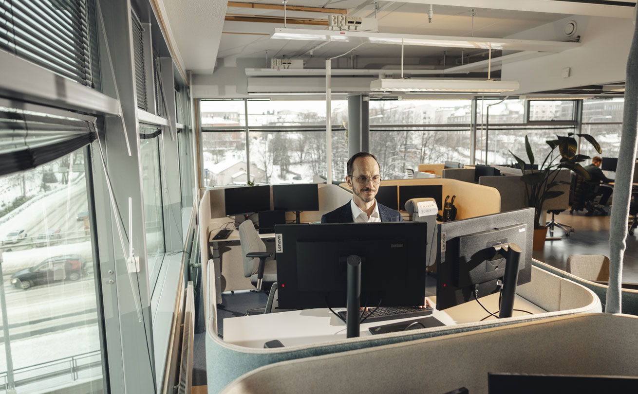 Harri Malinen työpisteensä äärellä yrityksen tiloissa.