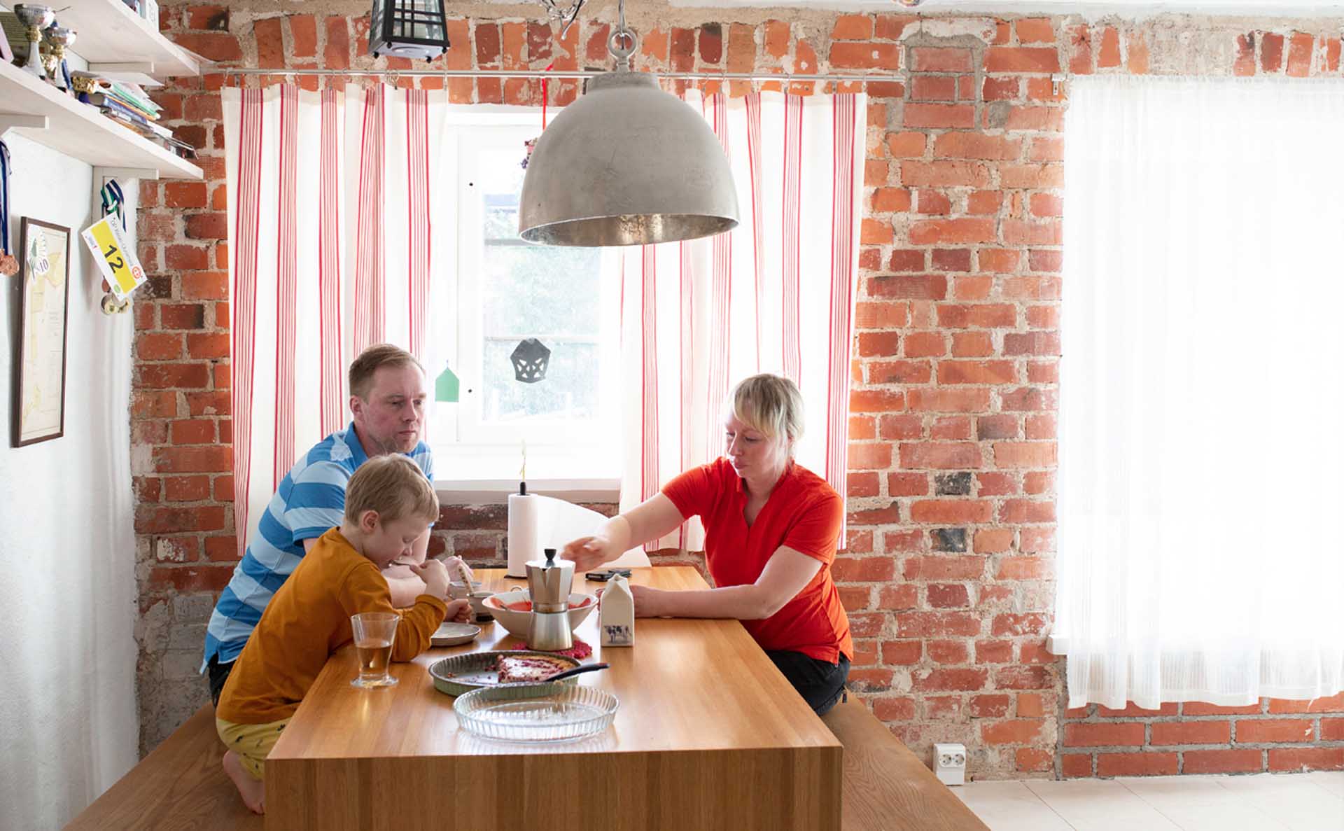 Jere Kourunen, Anna Winqvist lapsensa Rolf Winqvistin kanssa keittiössä