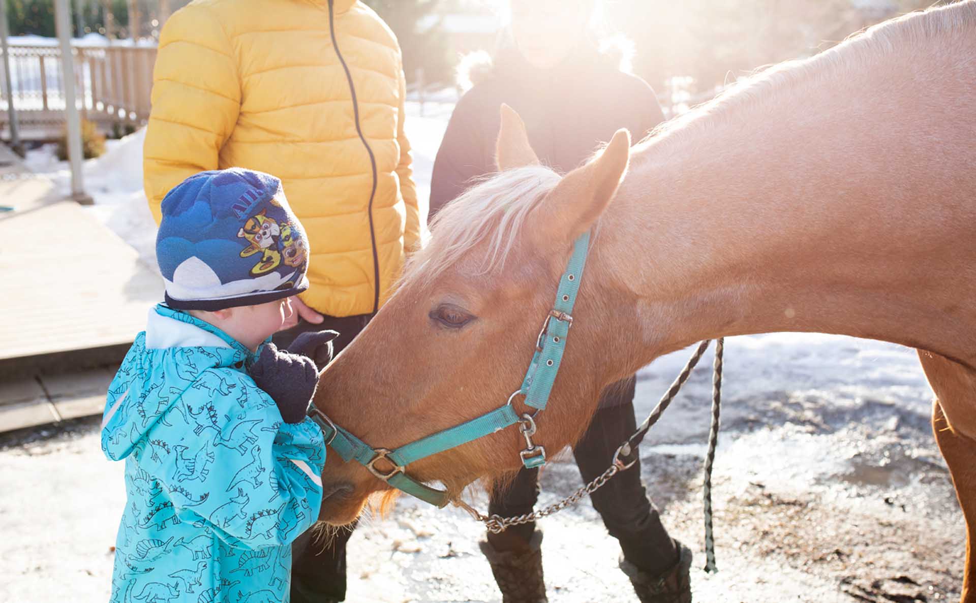 Anna Winqvist lapsensa Rolf Winqvistin kanssa hoitamassa hevosta