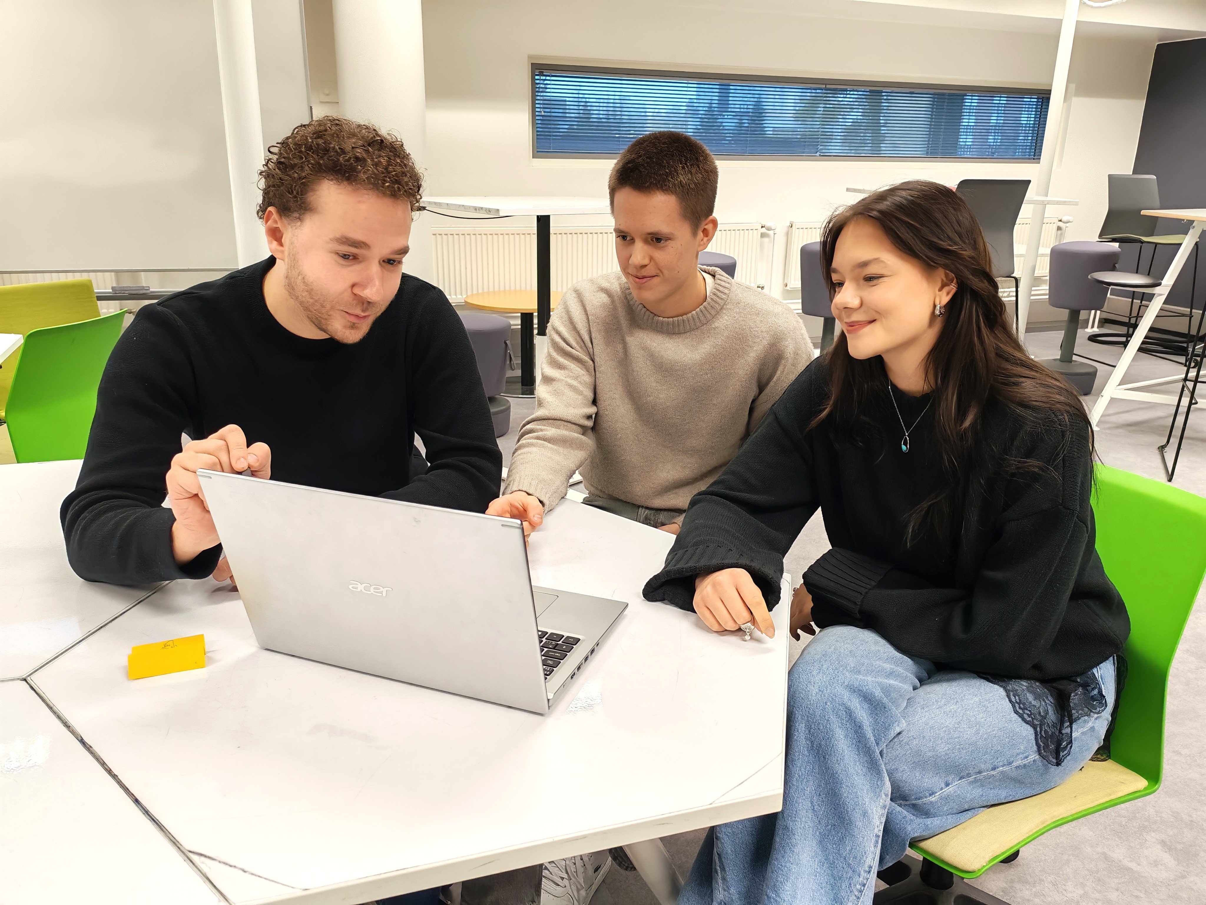 Diplomi-insinööriopiskelijat Hugo Huotari (kuvassa vasemmalla), Veikka Kaunisto ja Vilma Renko saivat teollisen myynnin peruskurssilta paljon uutta tietoa ja oivalluksia.