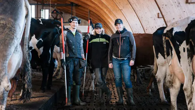 Nuoret maatilalliset omassa navetassa.