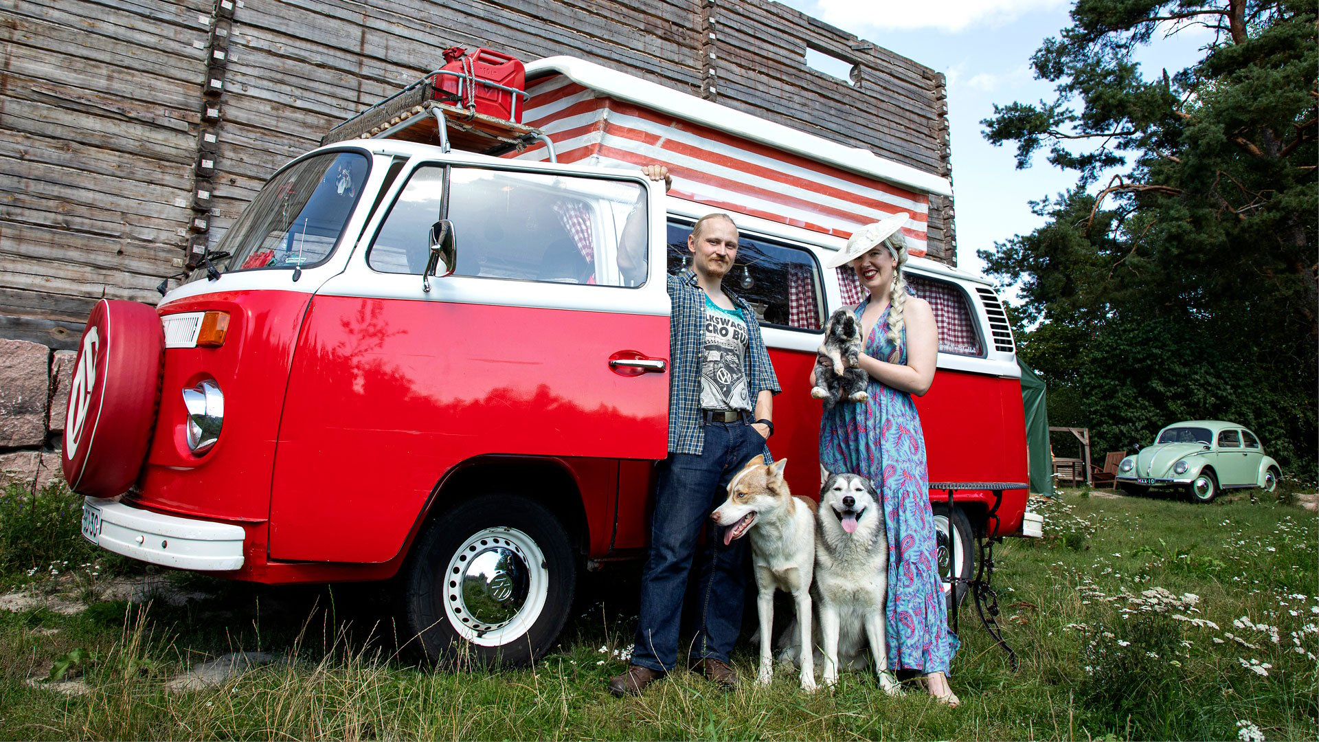 Kuvassa Milla ja Markku Vahtila, heidän siperianhuskynsa Sisu ja Hukka sekä kani Pumba. Taustalla parin punainen pakettiauto ja keskeneräinen talo.