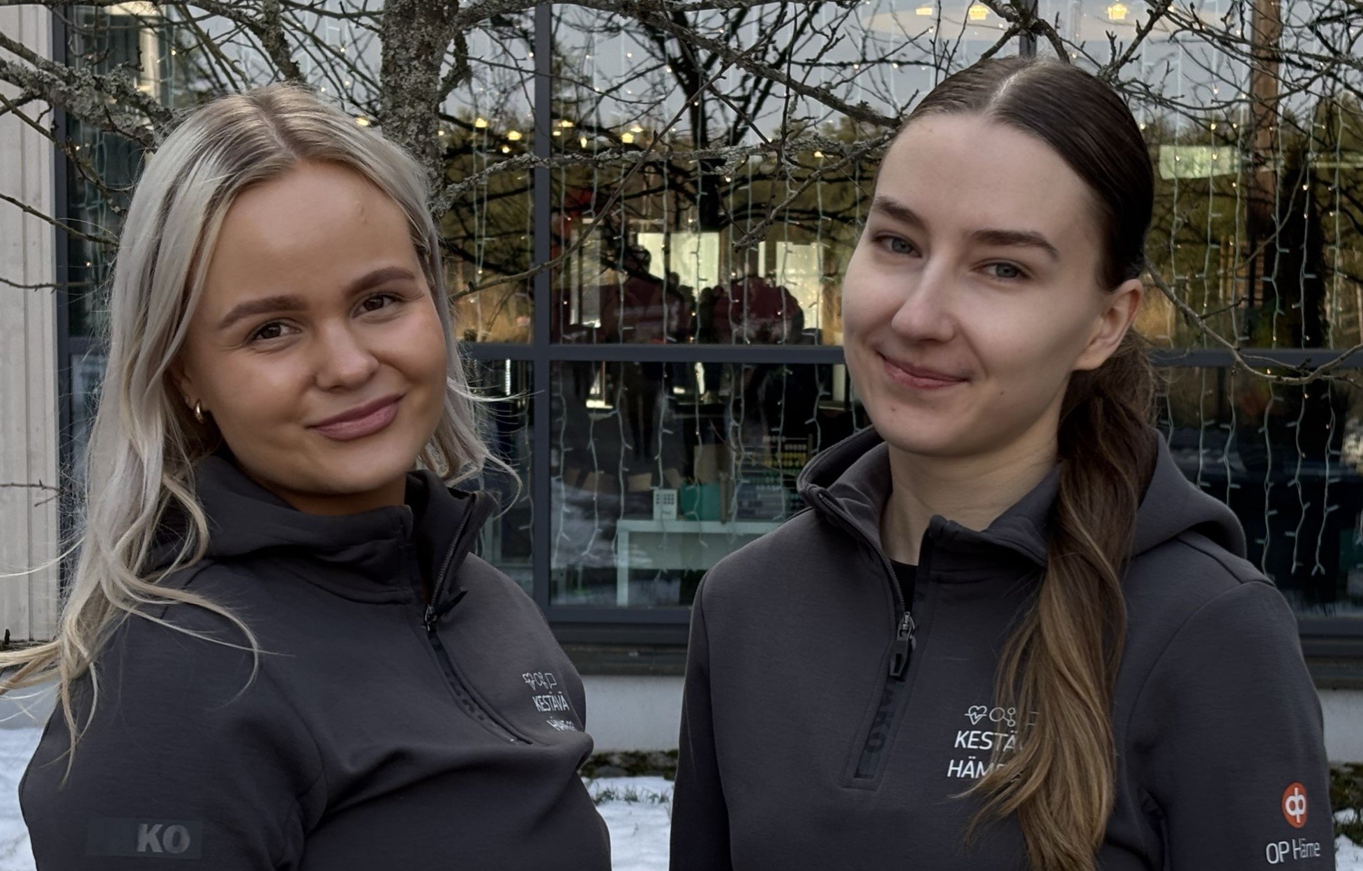 Kuvassa vasemmalta oikealle katsottuna hymyilevät ja kameraa päin katsovat taloustaito-opastajat Aada Virta ja Essi Vepsäläinen.