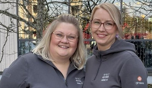 Kuvassa vasemmalta oikealle mentäessä hymyilevät ja kameraan katsovat taloustaito-opastajat Susanna Ahonen ja Jenna Keski-Patola.