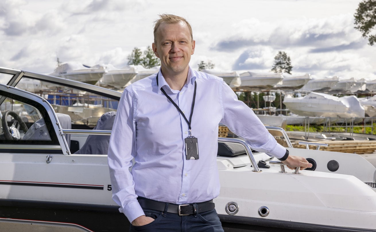 Toni Juhola seisomassa tehtaan pihalla