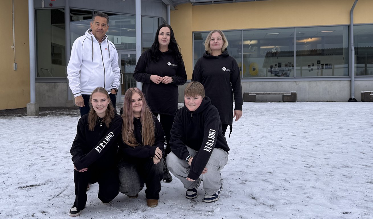 Ryhmäkuva koulun pihalla. Kuvassa jutussa esiintyvät henkilöt.