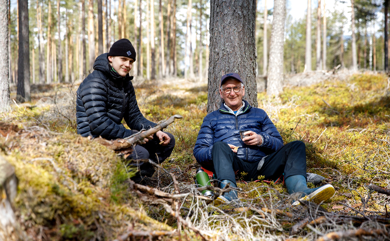 Kaapo ja Jouko Uusitalo kahvilla metsässä.