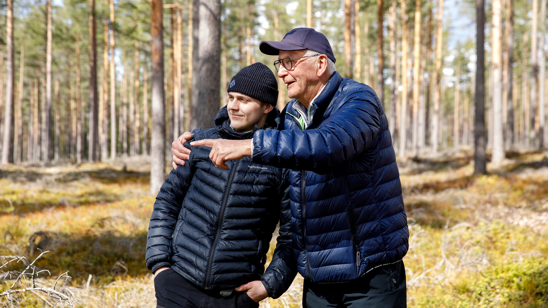 Kaapo ja Jouko Uusitalo metsässä.