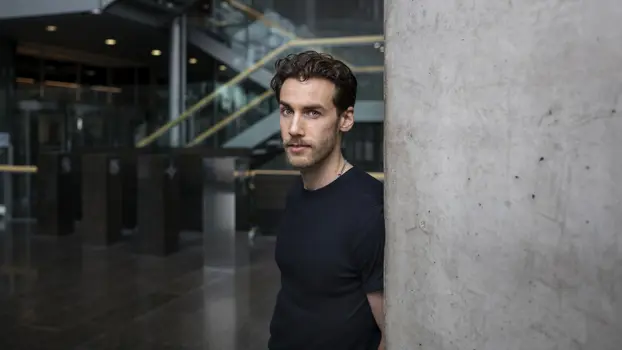 Janne Saarinen poseeraa kuvaajalle Sanomatalon aulassa Helsingissä.