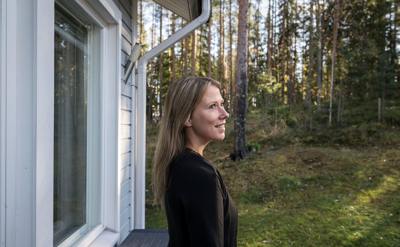 Sonja pihalla katsomassa kaukaisuuteen