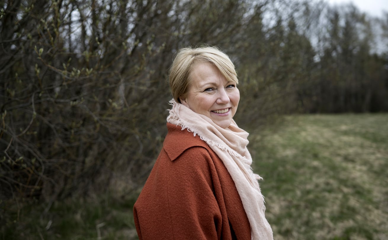 Merja katsoo kameraan lähikuvassa