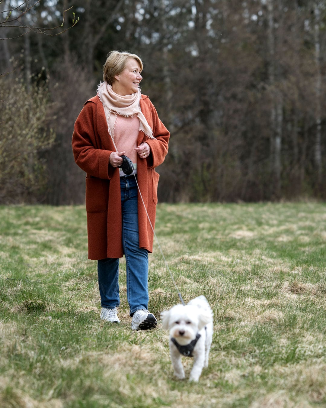 Merja ulkoiluttamassa koiraansa