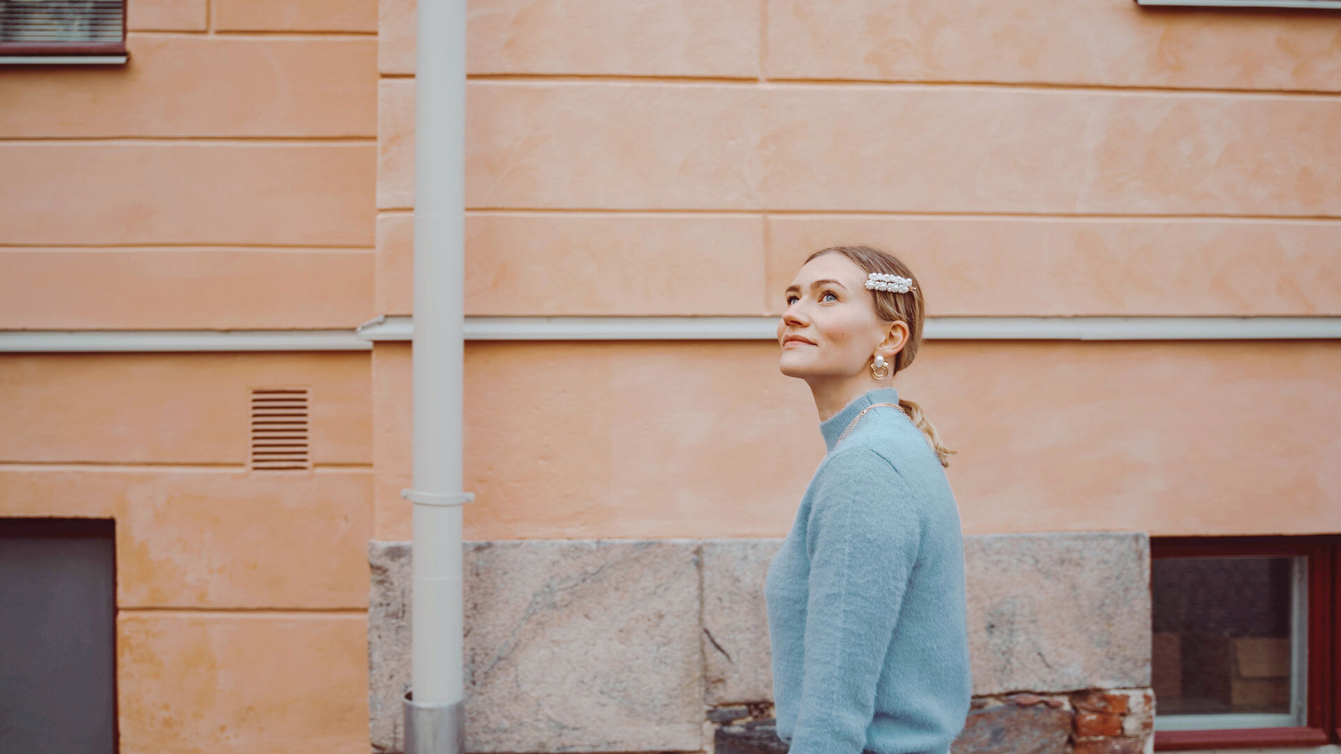 Henkilö seisoo kadulla.