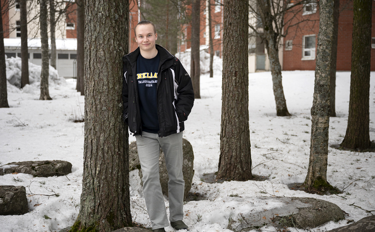 Henri Hoskonen nojaa puuhun lumisella kotipihallaan