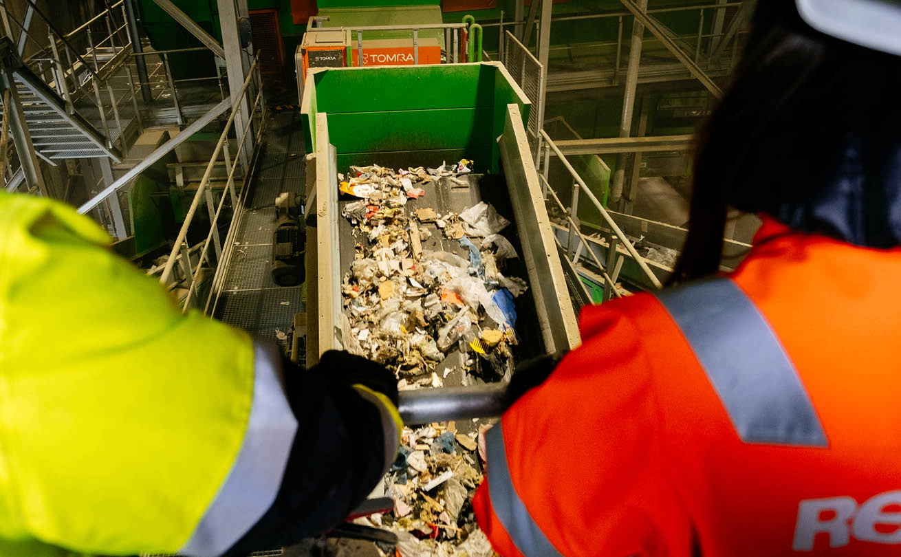 Opastaulut kertovat, mitä kierrätyslaitoksen lopputuotteissa saa olla.