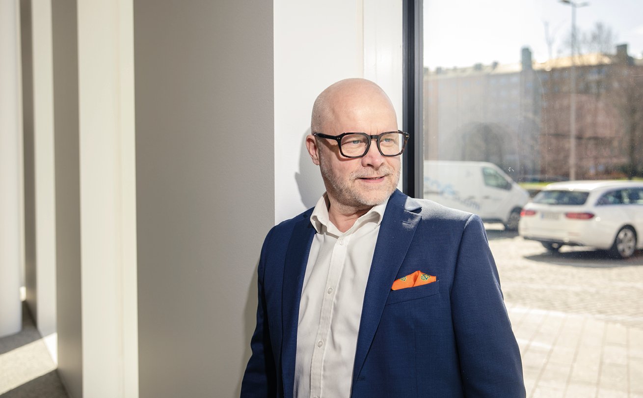 Etlan toimitusjohtaja Aki Kangasharju seisoo ikkunan edessä