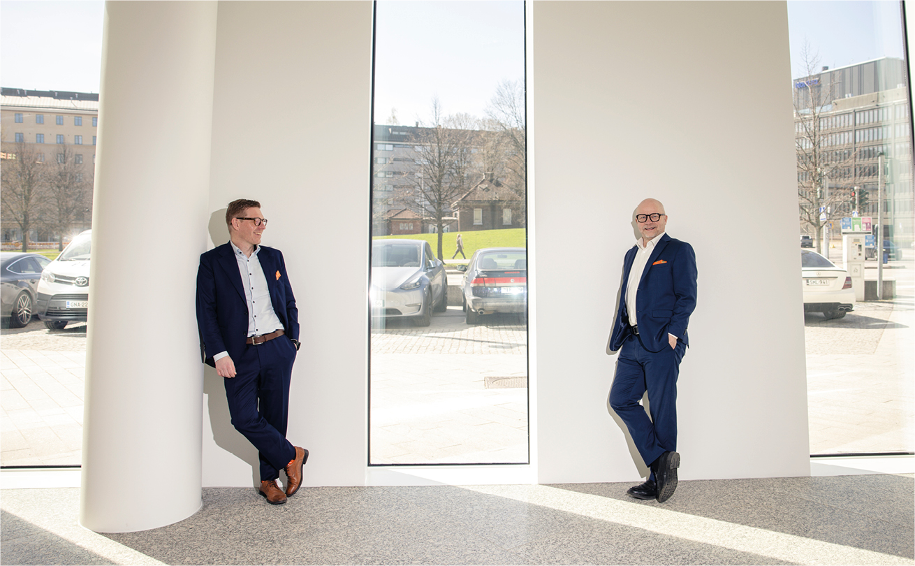 Antti Niemelä ja Aki Kangasharju nojaavat valoisan aulan seinään
