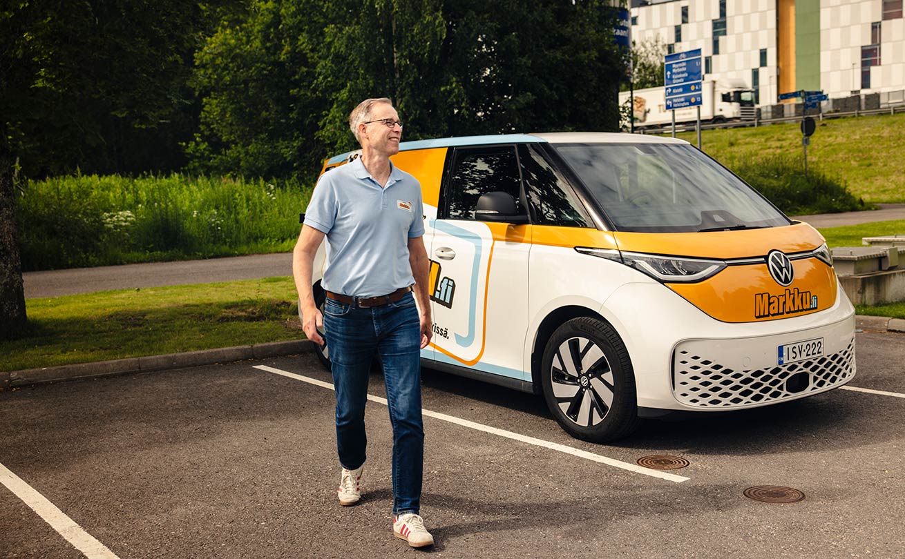 Marko Vuorinen kävelemässä markku.fi-auton vierellä