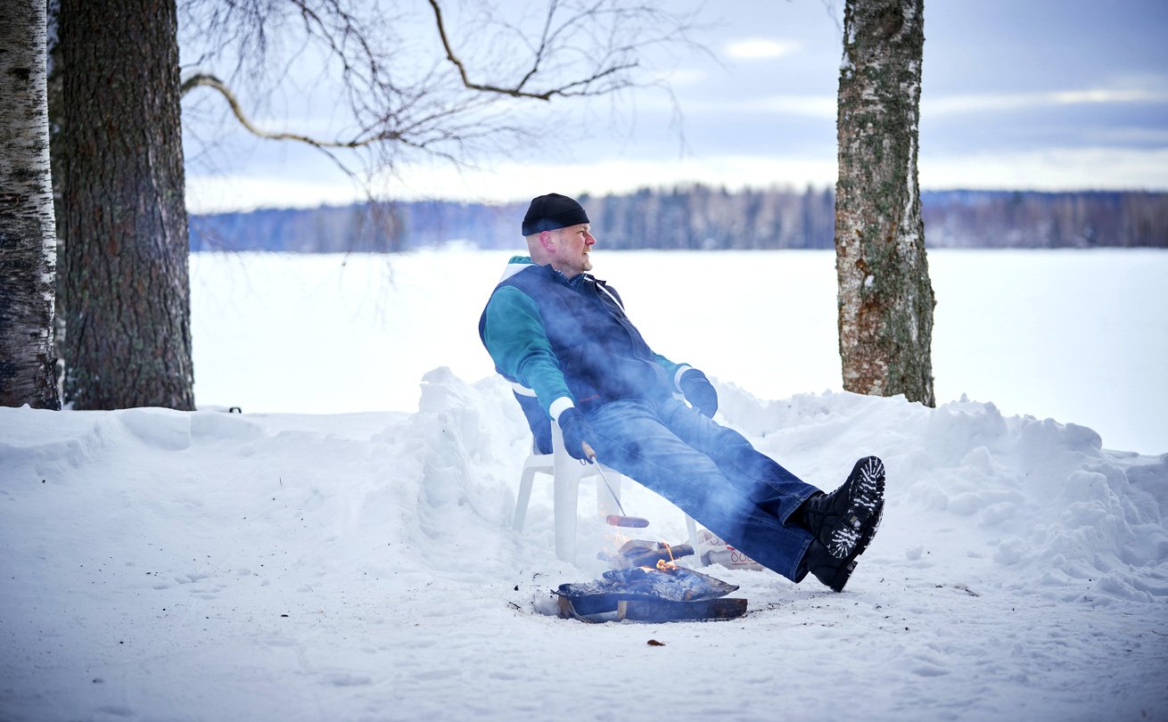 Jari Repo paistamassa makkaraa omassa rannassa.