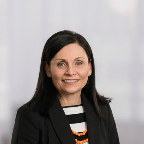 Kuvassa hymyilevä Marjut Honkapirtti, OP Hämeen asiakkuusjohtaja.