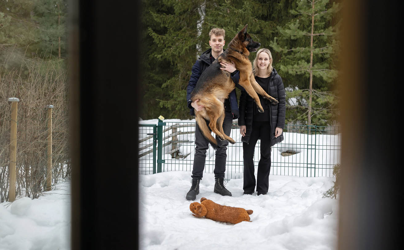 Jessica ja Santeri Laakso Jermu-koiran kanssa omalla takapihalla