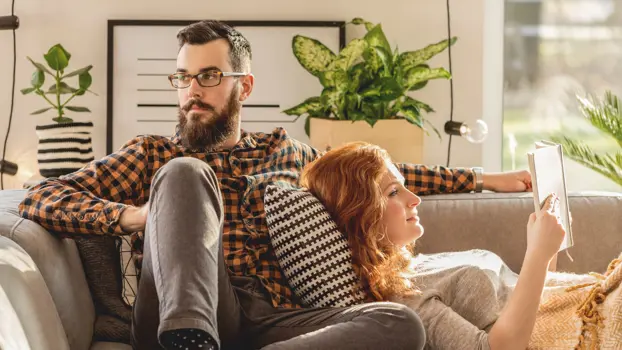 Mies ja nainen sohvalla