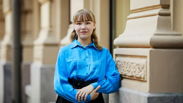 Kuvassa espoolainen Ninni Norra nojaa Pörssisäätiö-rakennuksen ulkoseinään.